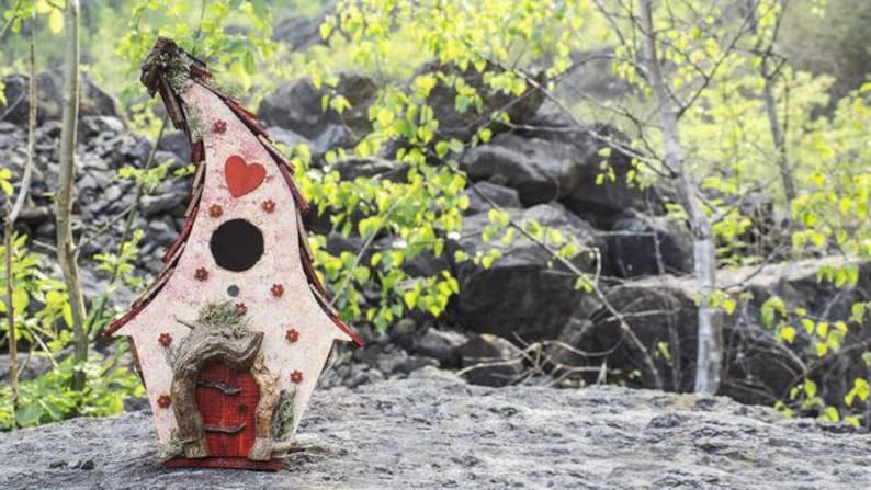 Casa de pájaros rústica de hadas de madera recuperada torcida hecha a medida imagen 3