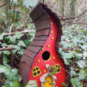 Casa de pájaros rústica de hadas de madera recuperada torcida hecha a medida no shingles