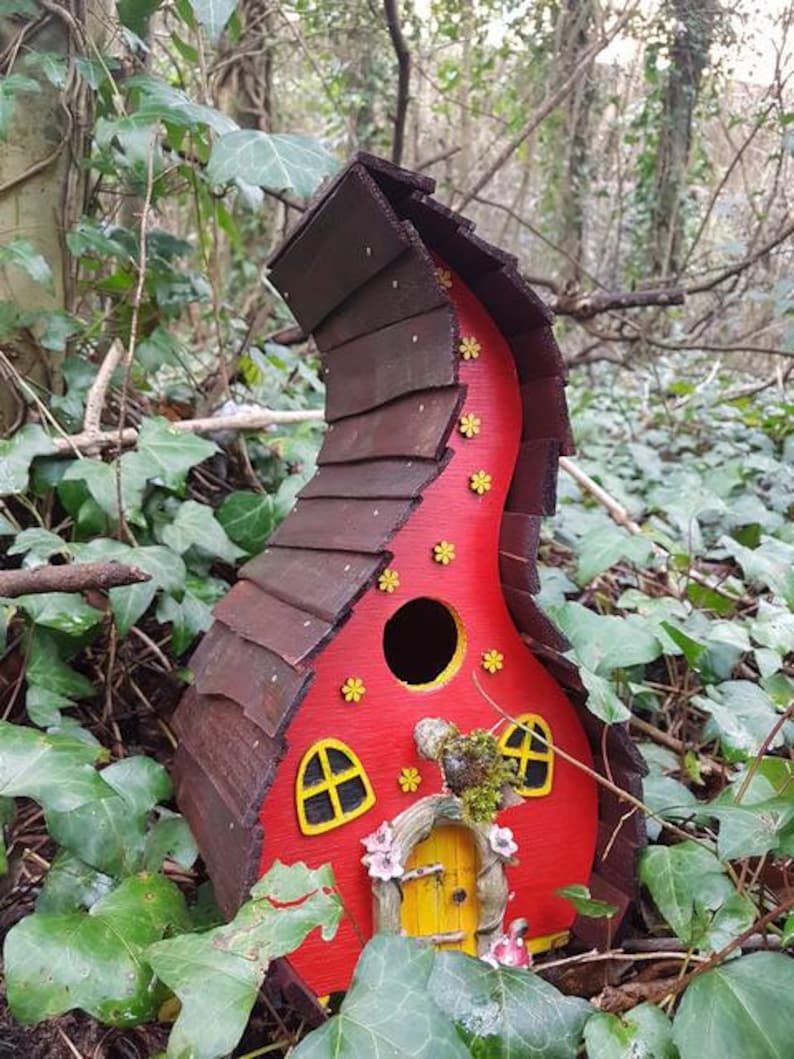 Casa de pájaros rústica de hadas de madera recuperada torcida hecha a medida no shingles