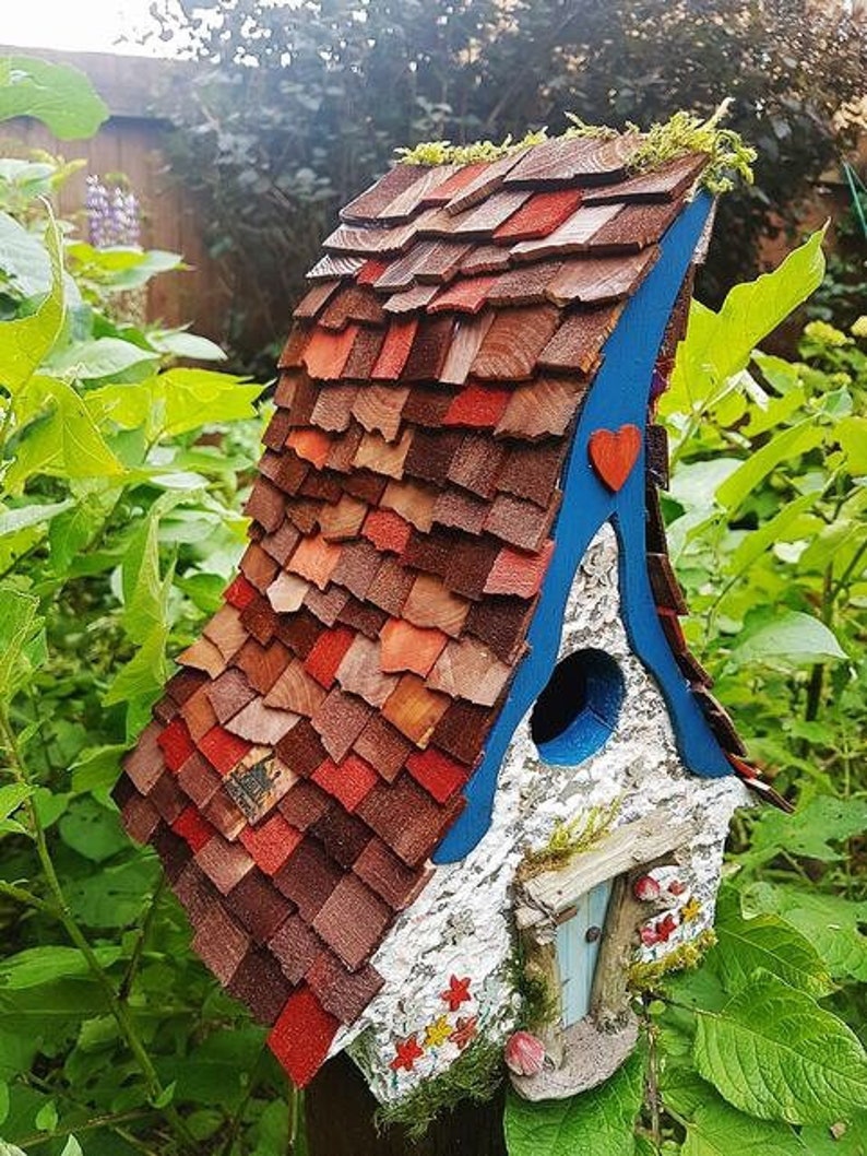 Casa de pájaros rústica de hadas de madera recuperada torcida hecha a medida roof with shingles
