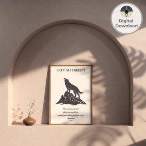Può includere: Una stampa d'arte da parete stampabile con una silhouette di lupo che ulula alla luna. La stampa presenta il testo "COMMITMENT" e una citazione: "First, say to yourself what you would be, and then do what you have to do."