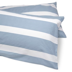 Puede incluir: Dos fundas de almohada a rayas azules y blancas. Las fundas de almohada est&aacute;n hechas de una tela suave y c&oacute;moda y tienen un brillo sutil.