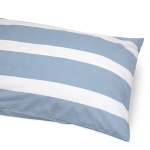 Puede incluir: Una funda de almohada a rayas azules y blancas. La funda de almohada est&aacute; hecha de una tela suave y c&oacute;moda y tiene un brillo sutil.