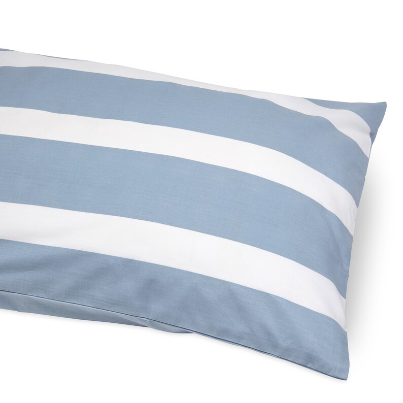 Puede incluir: Una funda de almohada a rayas azules y blancas. La funda de almohada est&aacute; hecha de una tela suave y c&oacute;moda y tiene un brillo sutil.