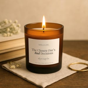 Świeca Fantasy Romance – Zabawny prezent dla miłośników książek – Spicy Book Tropes Soy Candle – Chosen One Smut Gift – Bookish Candle UK