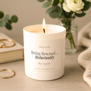 Świeca ratunkowa Romantic Rescue – prezent dla fantazyjnego romansu – świeca Book Tropes – prezent dla czytelniczki dla niej – od wrogów do kochanków – prezent książkowy