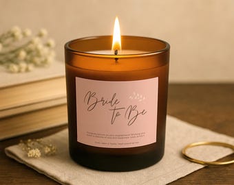 Świeca Bride to Be – Prezent zaręczynowy dla Panny Młodej – Spersonalizowana świeca sojowa z niestandardowym napisem – Ręcznie robiona pamiątka ślubna – Scent.ily UK