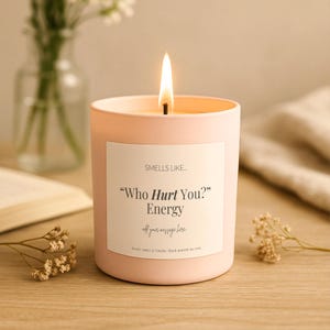 Touch Starved Candle – Fantastyczny prezent książkowy dla niej – Pikantny romans – Sojowa świeca – Moralnie szary prezent z postacią – Smut Candle UK