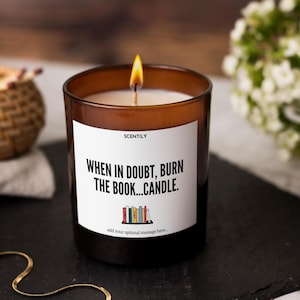 Prezent w postaci świecy Bookish Candle – spersonalizowana świeca sojowa dla czytelników i miłośników książek – od wrogów do kochanków, ponury bohater i wiele innych