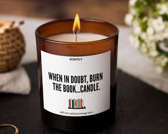 Vela de regalo para amantes de los libros: Vela de cera de soja personalizada para lectores y amantes de la lectura: de enemigos a amantes, héroe melancólico y muchos más.