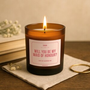 Trauzeugin Vorschlag Kerze - Willst du meine Trauzeugin sein? – Personalisierte Sojakerze Geschenk mit Name & Nachricht – handgefertigt in Großbritannien