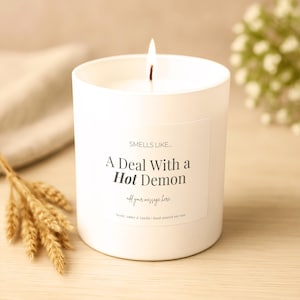 Świeca Fantasy Romance – Demon Love Interest Gift – Spicy Book Candle – Personalizowany prezent książkowy dla niej – Scentily