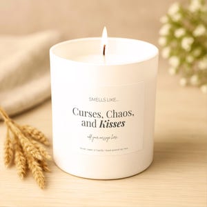 Świeca Curses & Kisses – Fantastyczny Romans Książkowy Prezent – Spicy Book Tropes Świeca – Prezent dla Czytelników – Scentily Soy Candle