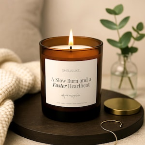 Świeca Slow Burn Romance – Książkowy prezent dla czytelników fantasy – Spicy Tropes Soy Candle – Wrogowie stają się kochankami Prezent dla niej