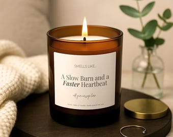 Świeca Slow Burn Romance – Książkowy prezent dla czytelników fantasy – Spicy Tropes Soy Candle – Wrogowie stają się kochankami Prezent dla niej