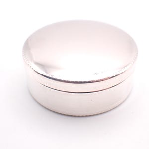 Vintage 800 Silver Pill Trinket Jewellery Snuff Box With Scalloped Edge By Italian Silversmith Greggio Rino Padova 4.6cm 1.9&quot;