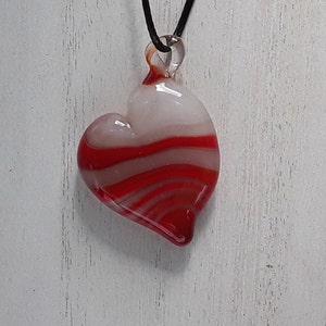 Corazón Beige-Rojo - Colgante de vidrio hecho a mano