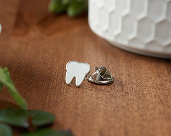 PIN DE ESMALTE DE DIENTES / Blanco y plateado / Pequeño / Individual / Higienista dental, asistente dental, dentista, estudiante, regalo dental