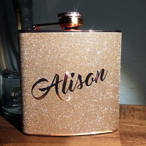 Puede incluir: Frasco de purpurina dorada con el nombre Alison grabado en la parte delantera.