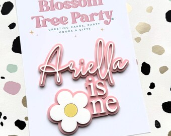 Adorno personalizado para tarta de primer cumpleaños / Adorno con nombre Daisy / Colgante personalizado para tarta con el número uno / Decoración acrílica de cumpleaños / Adorno floral para tarta de niña