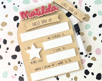 Tablero fotográfico personalizado para hitos / Letrero para el primer y último día / Accesorio fotográfico reutilizable para guardería escolar / Fuente de nombre personalizada