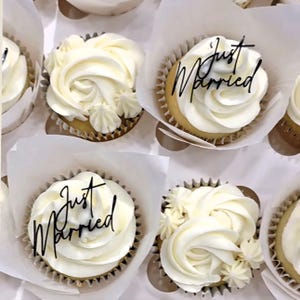 Acrylic Cupcake Toppers – Just Married Black Cake Charms for Weddings
