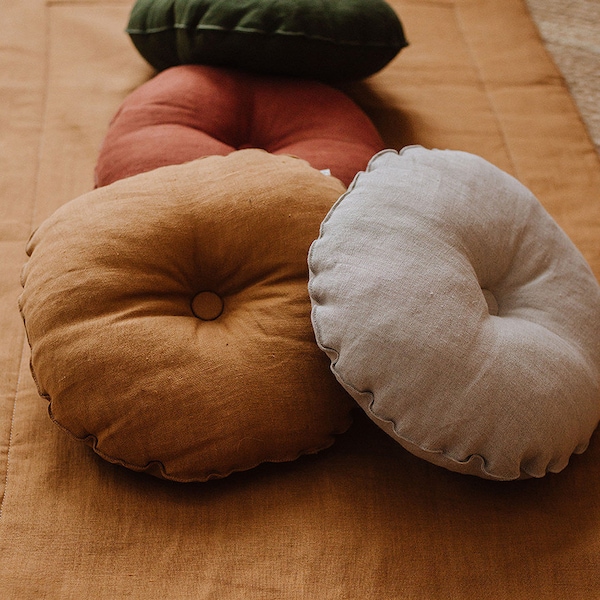 Rundes Kissen aus gewaschenem Leinen mit Knopf, Leinenkissen, Bettdekoration im rustikalen Stil, Bettkissen mit Knopf