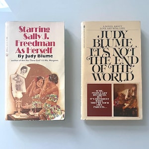Peut inclure: Deux livres de poche vintage. Le premier livre est intitulé "Starring Sally J. Freedman As Herself" de Judy Blume. Le second livre est intitulé "It's Not The End Of The World" de Judy Blume.