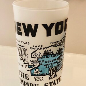 vintage NEW YORK verre souvenir, verre de voyage, carte de l'état de New York, verre à bière givré, verres des années 1950, cadeau pour le globe-trotter