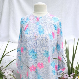 Trillium Robe with Pink and Blue Flowers / Vintage Floral Robe / 1960's Peignoir / Floral Summer Robe / Blue and Pink Dressing Gown image 2