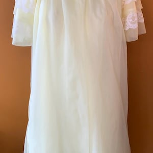 Conjunto de camisola e robe de chiffon dos anos 1960 em amarelo claro com detalhes em renda branca / tamanho grande