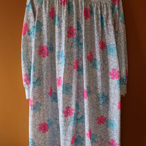 Trillium Robe with Pink and Blue Flowers / Vintage Floral Robe / 1960's Peignoir / Floral Summer Robe / Blue and Pink Dressing Gown image 10