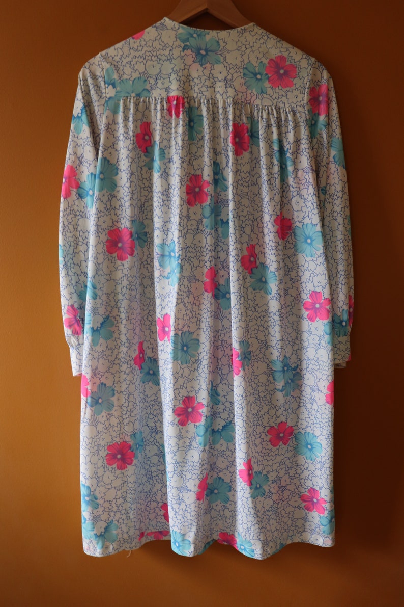 Trillium Robe with Pink and Blue Flowers / Vintage Floral Robe / 1960's Peignoir / Floral Summer Robe / Blue and Pink Dressing Gown image 10