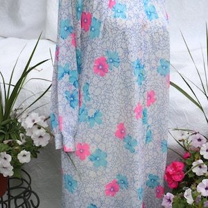 Trillium Robe with Pink and Blue Flowers / Vintage Floral Robe / 1960's Peignoir / Floral Summer Robe / Blue and Pink Dressing Gown image 3