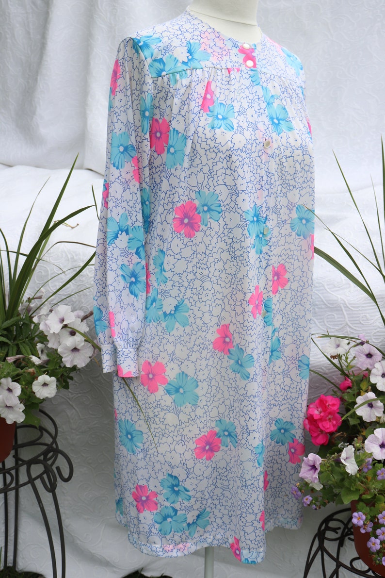 Trillium Robe with Pink and Blue Flowers / Vintage Floral Robe / 1960's Peignoir / Floral Summer Robe / Blue and Pink Dressing Gown image 3