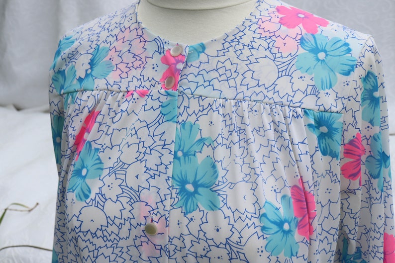 Trillium Robe with Pink and Blue Flowers / Vintage Floral Robe / 1960's Peignoir / Floral Summer Robe / Blue and Pink Dressing Gown image 5