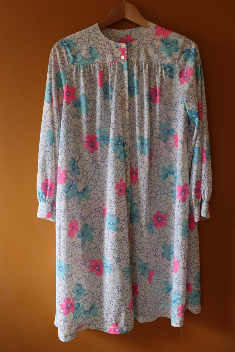 Trillium Robe with Pink and Blue Flowers / Vintage Floral Robe / 1960's Peignoir / Floral Summer Robe / Blue and Pink Dressing Gown image 9