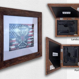 Könnte beinhalten: Ein gerahmter Druck mit dem Text "2ND AMENDMENT IS MY GUN PERMIT" und einem Design der amerikanischen Flagge. Zwei offene Holzvitrinen zeigen eine Handfeuerwaffe und ein Magazin. Die Gehäuse sind mit "Landscape" und "Portrait" beschriftet.