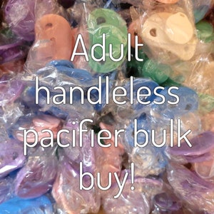 Puede incluir: Se ven varios chupetes para adultos sin asa de varios colores, como rosa, azul, verde y morado. Los chupetes están envueltos individualmente en plástico transparente. El texto de la imagen dice "Adult handleless pacifier bulk buy!"