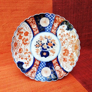 Grande plaque de chargeur antique japonaise Edo Meiji Période Imari 19ème siècle Plaque festonnée