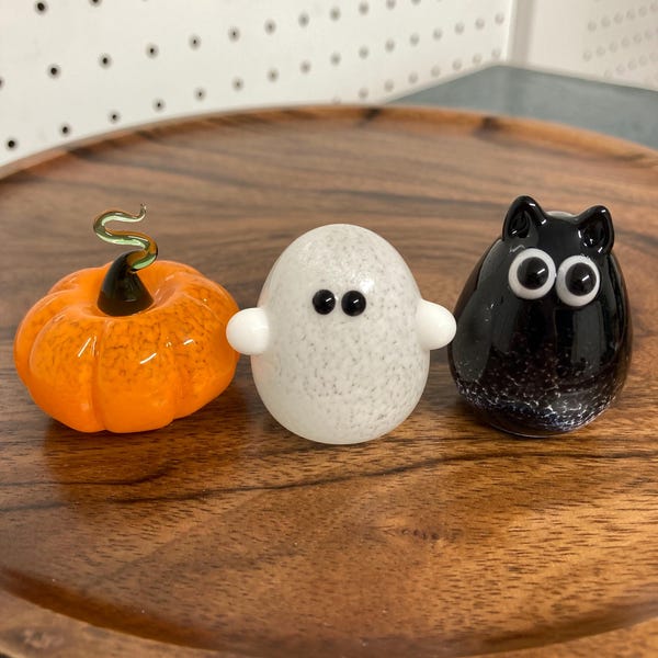 Trío de figuras de vidrio soplado: fantasma, calabaza y gato negro