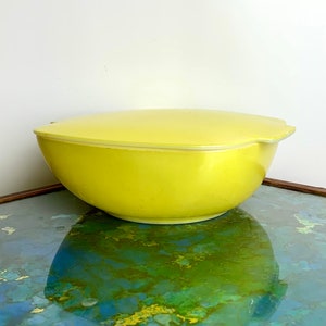 Vintage Pyrex Harvest Yellow Hostess Bowl 515-B 1.5 QT with Lid | Chip Bowl Milk Glass Retro Casserole Dishes
