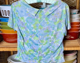 Vintage Judy Bond Blue Green and Purple Short Sleeve Floral Blouse with Cute Neck Tie Collar | 1950s Youth Clothing True Vintage Mid Century