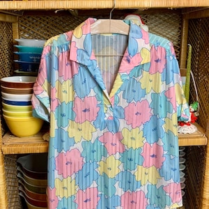 Vintage Pastel Pink Blue and Yellow Short Sleeve Floral Pullover Blouse | Cute Retro Tops 1970s 1980s Polyester Spring Summer Womens