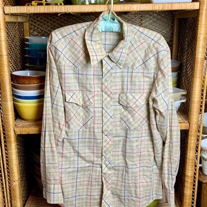 SEE DESCRIPTION Vintage Beige Red Blue Plaid Round-Up Western Shirt with Pearl Snap Style Buttons Size M 65/35 Polyester/Cotton Blend 1970s