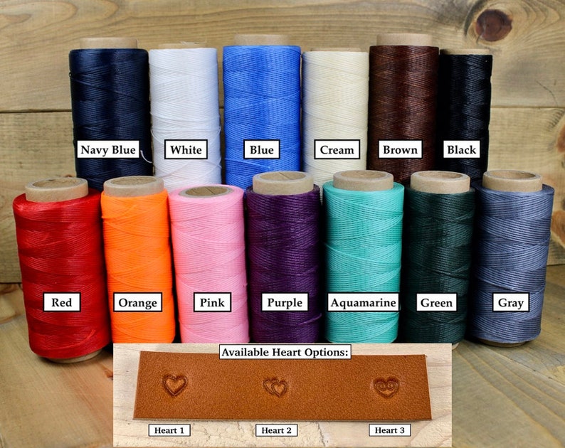 Peut inclure: Un assortiment de 12 bobines de fil cir&eacute; de diff&eacute;rentes couleurs, notamment bleu marine, blanc, bleu, cr&egrave;me, marron, noir, rouge, orange, rose, violet, aigue-marine, vert et gris. Les bobines sont dispos&eacute;es en deux rang&eacute;es de six. En dessous des bobines se trouve un &eacute;chantillon de cuir avec trois tampons en forme de c&oelig;ur diff&eacute;rents. Le texte "Available Heart Options:" est au-dessus de l'&eacute;chantillon de cuir. Le texte "Heart 1", "Heart 2" et "Heart 3" est en dessous de l'&eacute;chantillon de cuir.
