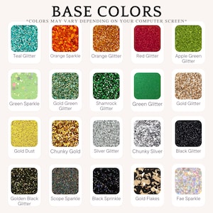 Puede incluir: Una carta de colores titulada BASE COLORS que presenta veinte muestras cuadradas de diversas texturas y acabados, incluyendo purpurina, destellos, polvo, escamas y virutas en colores verde azulado, naranja, rojo, verde manzana, oro, plata y negro.