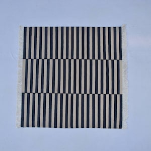 Quadratischer Schwarzer und Beige Baumwolle Handgewebter Moderner Stil Quadratischer Handgemachter Teppich- Mehrere Größen