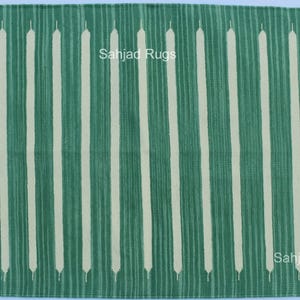 Tapis moderne tissé fait main en coton à rayures vertes et blanches - tissage à plat et tapis kilim tissé à la main