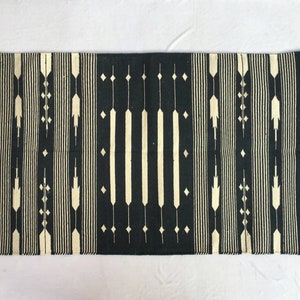 2.5 X 4&#39;Cotton Black and White Hand Woven Rug- 75 x 120 Cm